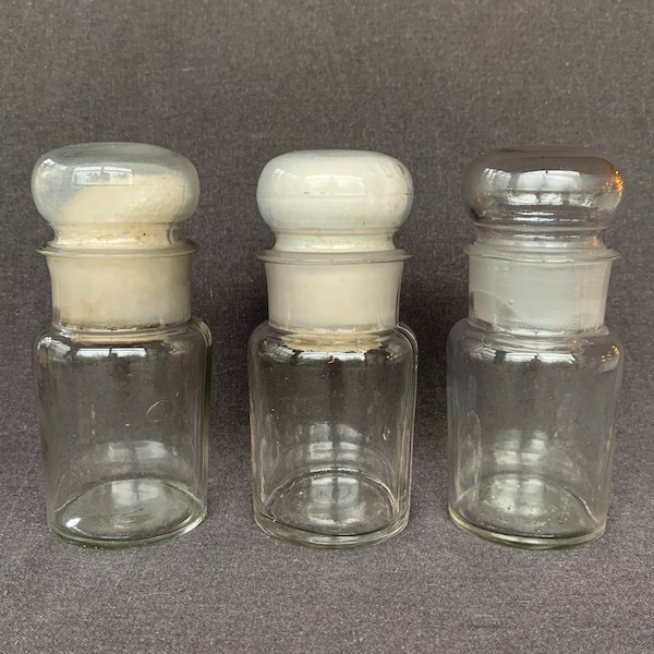 Vintage Glas Apothekerglas Trio. Retro wissenschaftliches Labor gerettete Glaswaren Behälter Set von 3 zu ausstellen. Medizin gebrauchte Versorgung.