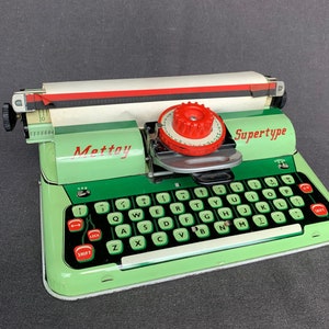 Juguete de máquina de escribir Mettoy Supertype vintage. Herramienta portátil para escribir cartas coleccionables retro en relieve. Configuración de accesorios de exhibición de escritorio de estudio