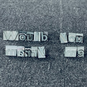 Propuesta de boda tipografía vintage con letras fundidas. Suministro de propuesta retro de impresora. Planteando la cuestión del suministro de medios mixtos.