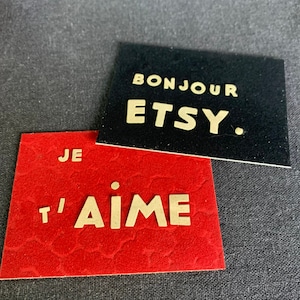 Vintage Betitelungsbuchstaben auf Samtplättchen. Gerettetes Papier Alphabet Buchstaben Set Büro Studio Display Schriftzug Versorgung Inspiration Nachricht