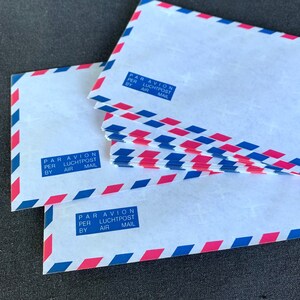 DESTOCKAGE vintage Air Mail, lot de 12 enveloppes identiques de taille américaine. Fourniture de courrier postal. Poster des oeuvres d'art et des collages papier pour tenir un journal des fans.