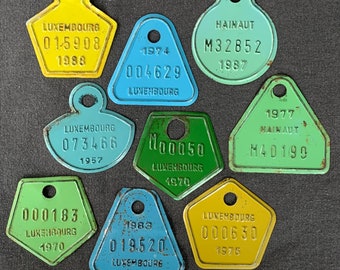 バイク識別用ヴィンテージナンバープレート。1957、1970、1974、1976