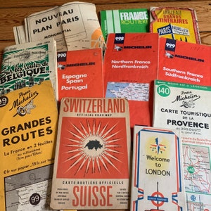 Antieke geredde papieren wegenkaartenmemorabilia. Verzamelobjecten Frankrijk Spanje Zwitserse atlas ephemera souvenirs reisjournaling mail art collage