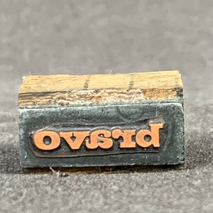 Vintage gered BRAVO boekdruk blok. Retro Frans drukwerkmateriaal voor het maken van collagekaarten met knutselkunst