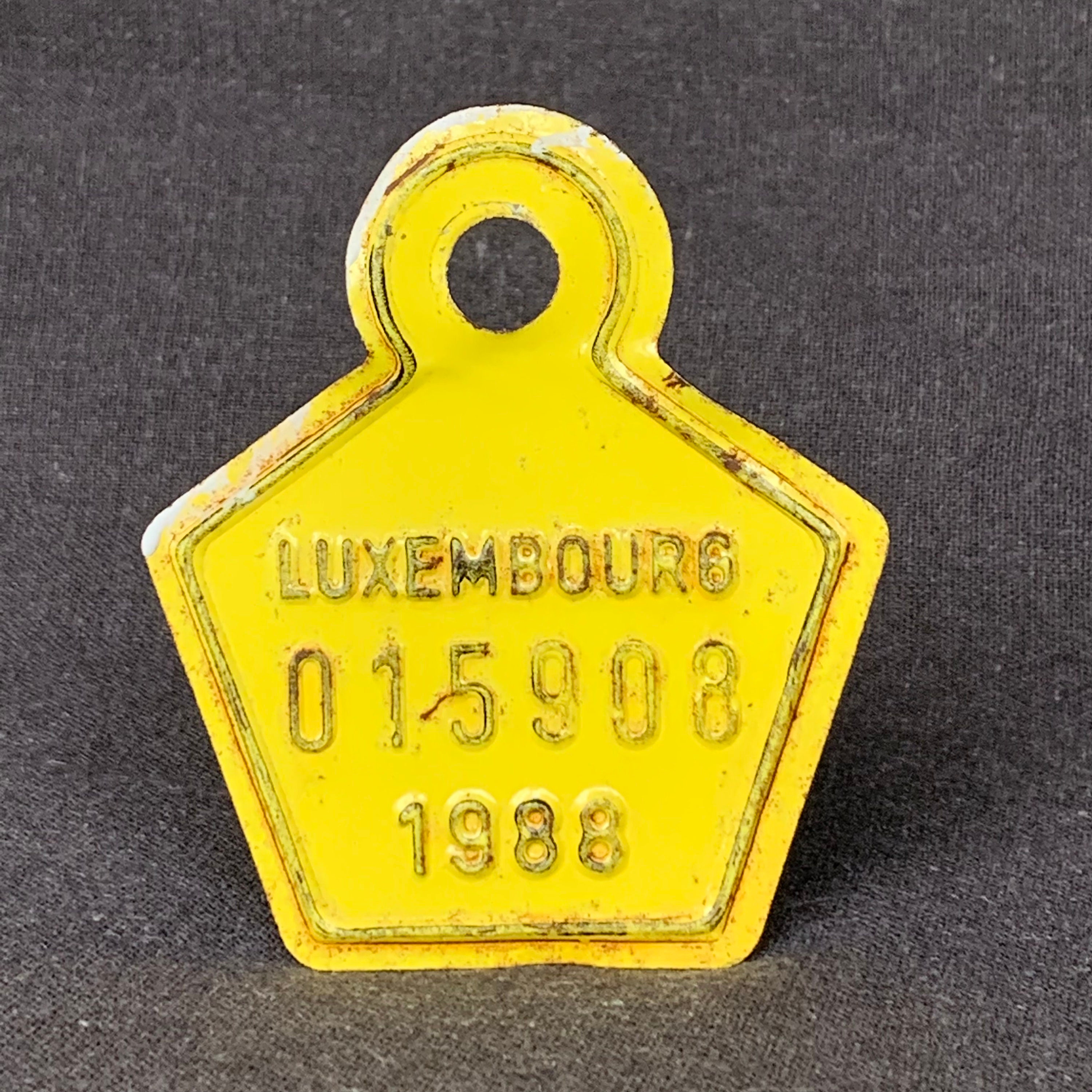 バイク識別用ヴィンテージナンバープレート。1957、1970、1974、1976