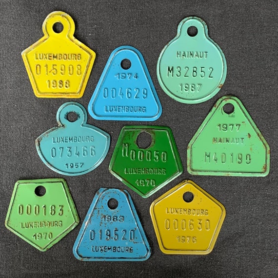 バイク識別用ヴィンテージナンバープレート。1957、1970、1974、1976