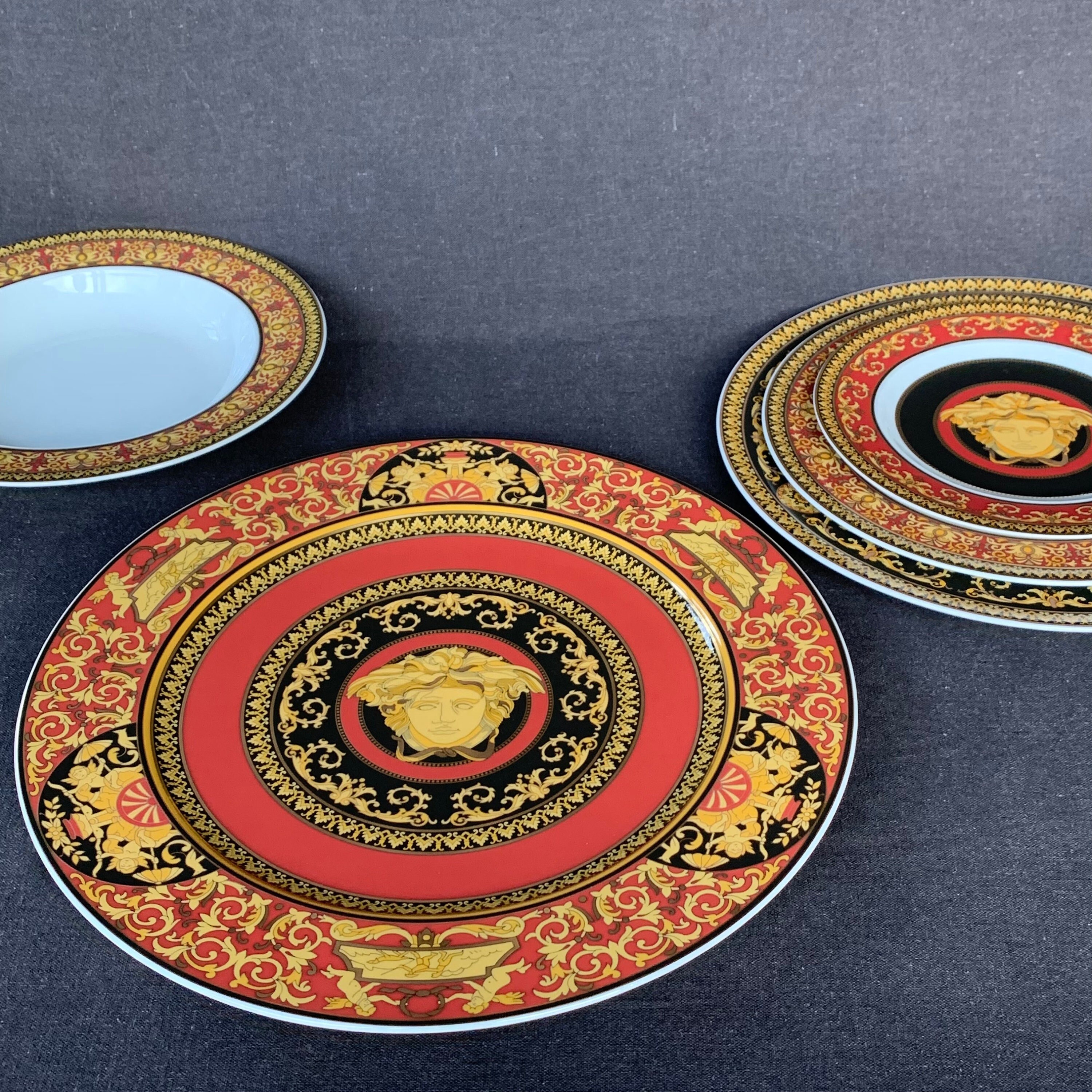 Collection plate. Фарфор Versace. Сервиз черно золотой фарфор Версаче.