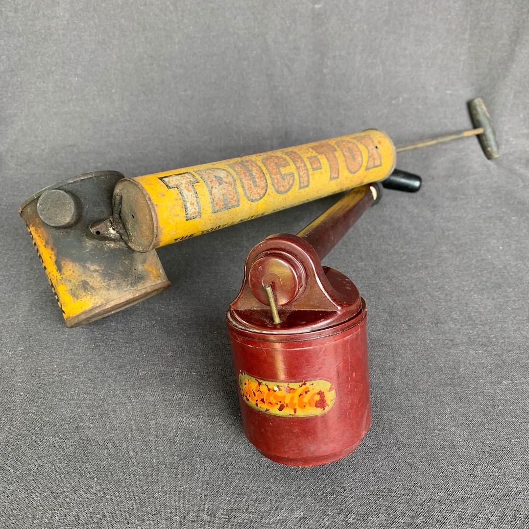 ビンテージの殺虫剤噴霧器。レトロな救出されたフライトックス虫駆除