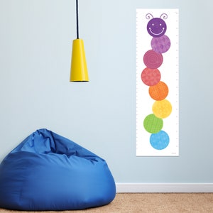 Diagramme de croissance moderne pour enfants. Règle contemporaine pour toise. Un super cadeau de baby shower. Décoration murale pour une chambre de bébé lumineuse et élégante