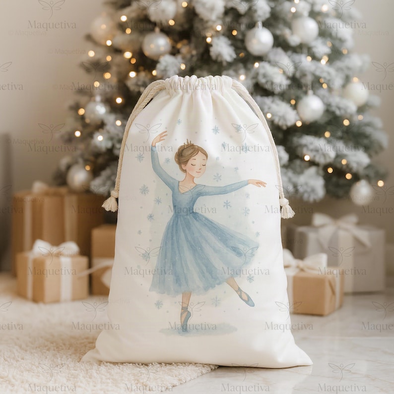 Peut inclure: Un sac cadeau blanc &agrave; cordon de serrage avec une illustration &agrave; l'aquarelle d'une ballerine en robe bleue et des flocons de neige. Le sac a une fermeture &agrave; cordon beige. Arri&egrave;re-plan : sapin de No&euml;l et cadeaux emball&eacute;s.