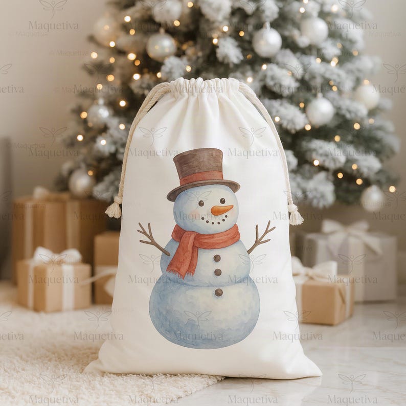 Peut inclure: Un sac cadeau blanc &agrave; cordon de serrage avec un dessin de bonhomme de neige &agrave; l'aquarelle. Le bonhomme de neige porte un chapeau haut de forme marron, une &eacute;charpe orange et des bras en brindilles. Le fond comprend un sapin de No&euml;l et des cadeaux emball&eacute;s.