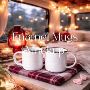 Puede incluir: Dos tazas de esmalte blanco con bordes dorados sobre un paño a cuadros rojo y negro. La escena incluye una linterna roja, velas y luces de hadas, creando un ambiente acogedor. El texto "Enamel Mugs Mockup" es visible.