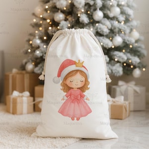 Peut inclure: Un sac cadeau blanc &agrave; cordon de serrage avec une illustration &agrave; l'aquarelle d'une princesse portant un chapeau de P&egrave;re No&euml;l et une robe rose. La princesse a une couronne dor&eacute;e, sur fond de sapin de No&euml;l.