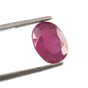 Natuurlijke roze robijn, ovaal geslepen, eivormige facetten, roze-rode robijn, afmetingen: 9x7x4 mm (2,10 ct)