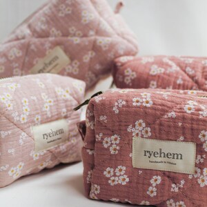 Trousse de maquillage florale matelassée - pochette de voyage faite main, cadeau pour elle, organiseur de produits de toilette - coton rose