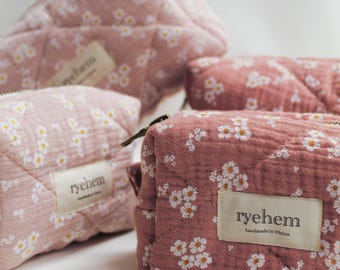 Gesteppte Blumen Make-up Tasche — Handgemachte Reise-Tasche, Geschenk für Sie, Kulturbeutel - Rosa Baumwolle