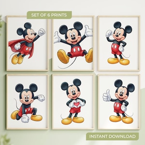 Op de afbeelding: Set van zes ingelijste prints met Mickey Mouse in verschillende poses. Mickey draagt zijn klassieke rode broek, gele schoenen en witte handschoenen. De prints hebben een lichtbeige rand en de tekst "SET OF 6 PRINTS" en "INSTANT DOWNLOAD".