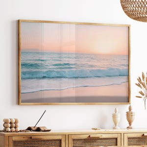 Puede incluir: Un letrero de madera rústica con el texto "Welcome to our home" en letras blancas. El letrero presenta un acabado envejecido y un diseño simple y acogedor, ideal para la decoración de la entrada.