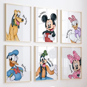 Puede incluir: Seis cuadros de pared con personajes de Disney: Pluto con 'Be brave', Mickey Mouse con 'Be happy', Daisy Duck con 'Be grateful', Donald Duck con 'Be kind', Goofy con 'Be strong' y Minnie Mouse con 'Be loved'.