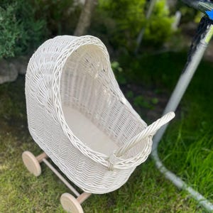 Rieten poppenwagen Witte rieten poppenwagen, natuurlijke rieten poppenwagen, cadeau voor kinderen, verjaardagscadeau voor peuter