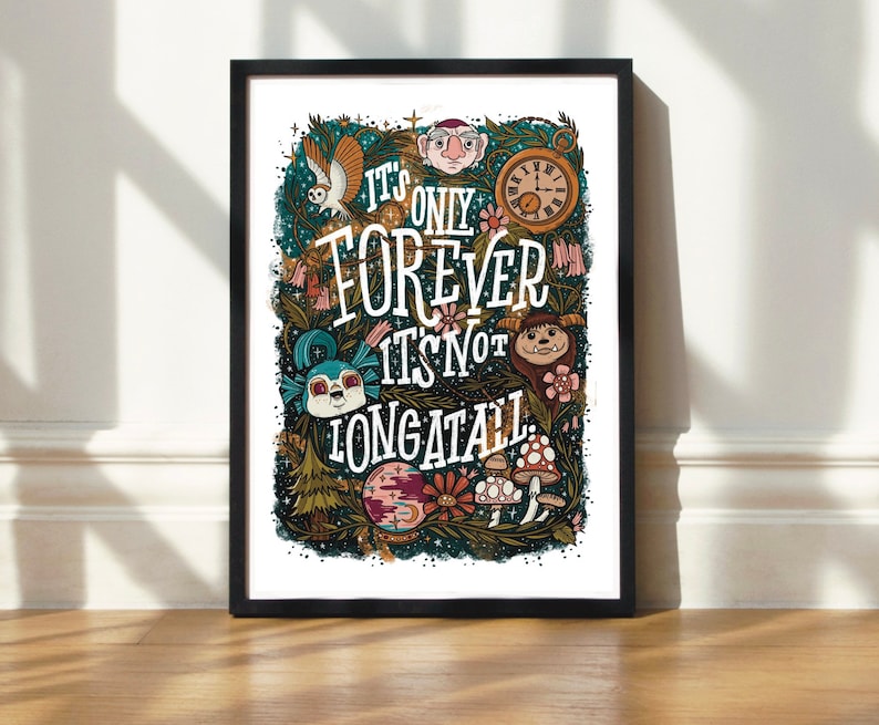 Może przedstawiać: Wydruk w ramie z fantazyjną ilustracją zegara, stworzenia z dużymi uszami i małą sową. Tekst brzmi "It's only forever it's not long at all." Tło jest ciemnoniebieskie z gwiazdami i innymi fantazyjnymi detalami.