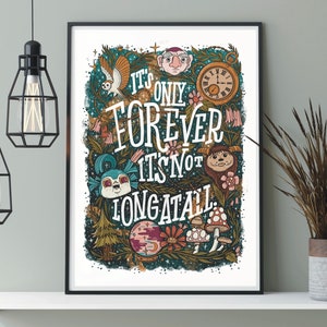 Może przedstawiać: Fantazyjna ilustracja z tekstem "It's only forever it's not long at all." Ilustracja przedstawia r&oacute;żne postacie i przedmioty, w tym zegar, stworzenie z dużymi uszami, grzyb i gwiazdę. Tło jest ciemnoniebieskie z rozgwieżdżonym niebem.