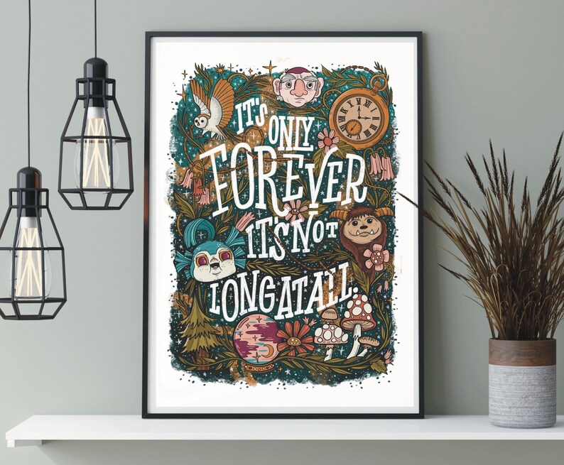Może przedstawiać: Fantazyjna ilustracja z tekstem "It's only forever it's not long at all." Ilustracja przedstawia r&oacute;żne postacie i przedmioty, w tym zegar, stworzenie z dużymi uszami, grzyb i gwiazdę. Tło jest ciemnoniebieskie z rozgwieżdżonym niebem.