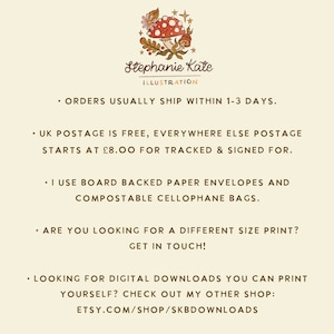 Puede incluir: Una ilustraci&oacute;n digital de un hongo con estrellas y hojas. El texto "Stephanie Kate Illustration" est&aacute; debajo del hongo. El texto "ORDERS USUALLY SHIP WITHIN 1-3 DAYS." est&aacute; debajo de la ilustraci&oacute;n. El texto "UK POSTAGE IS FREE, EVERYWHERE ELSE POSTAGE STARTS AT &pound;8.00 FOR TRACKED & SIGNED FOR." est&aacute; debajo del primer texto. El texto "I USE BOARD BACKED PAPER ENVELOPES AND COMPOSTABLE CELLOPHANE BAGS." est&aacute; debajo del segundo texto. El texto "ARE YOU LOOKING FOR A DIFFERENT SIZE PRINT? GET IN TOUCH!" est&aacute; debajo del tercer texto. El texto "LOOKING FOR DIGITAL DOWNLOADS YOU CAN PRINT YOURSELF? CHECK OUT MY OTHER SHOP: ETSY.COM/SHOP/SKBDOWNLOADS" est&aacute; debajo del cuarto texto.