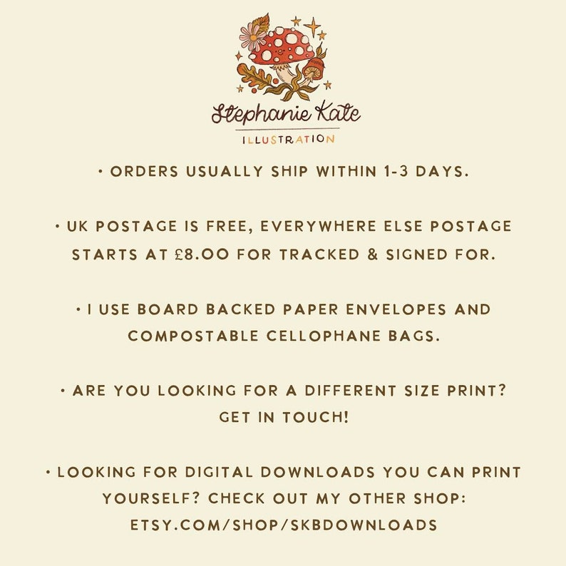 Puede incluir: Una ilustraci&oacute;n digital de un hongo con estrellas y hojas. El texto "Stephanie Kate Illustration" est&aacute; debajo del hongo. El texto "ORDERS USUALLY SHIP WITHIN 1-3 DAYS." est&aacute; debajo de la ilustraci&oacute;n. El texto "UK POSTAGE IS FREE, EVERYWHERE ELSE POSTAGE STARTS AT &pound;8.00 FOR TRACKED & SIGNED FOR." est&aacute; debajo del primer texto. El texto "I USE BOARD BACKED PAPER ENVELOPES AND COMPOSTABLE CELLOPHANE BAGS." est&aacute; debajo del segundo texto. El texto "ARE YOU LOOKING FOR A DIFFERENT SIZE PRINT? GET IN TOUCH!" est&aacute; debajo del tercer texto. El texto "LOOKING FOR DIGITAL DOWNLOADS YOU CAN PRINT YOURSELF? CHECK OUT MY OTHER SHOP: ETSY.COM/SHOP/SKBDOWNLOADS" est&aacute; debajo del cuarto texto.