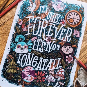 Może przedstawiać: Fantazyjna ilustracja z ciemnoniebieskim tłem i białymi gwiazdami. Tekst "It's only forever it's not long at all" jest napisany pogrubioną, kolorową czcionką. Ilustracja przedstawia r&oacute;żne postacie i przedmioty, w tym niebieskie stworzenie z dużymi oczami, białą sowę, grzyb, zegar i kwiat.