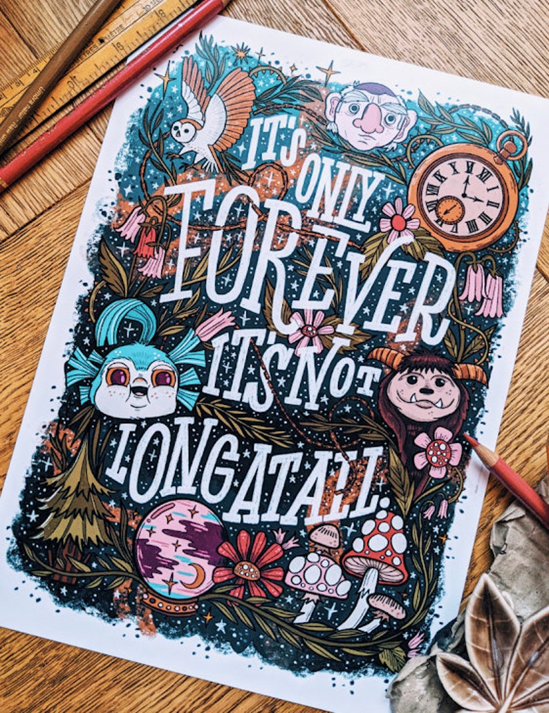 Może przedstawiać: Fantazyjna ilustracja z ciemnoniebieskim tłem i białymi gwiazdami. Tekst "It's only forever it's not long at all" jest napisany pogrubioną, kolorową czcionką. Ilustracja przedstawia r&oacute;żne postacie i przedmioty, w tym niebieskie stworzenie z dużymi oczami, białą sowę, grzyb, zegar i kwiat.
