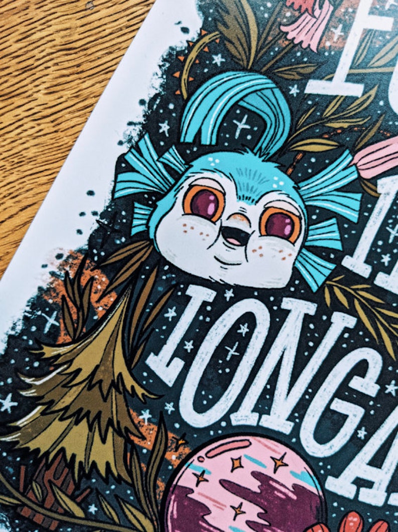 Może przedstawiać: Fantazyjna ilustracja niebieskiego stworzenia z dużymi oczami i szerokim uśmiechem, otoczonego gwiazdami i kwiatami. Tekst "It's a long way to the top" jest napisany białymi literami.