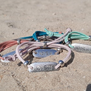 Wildlederarmband mit Wunschplatte und Perlenverschluss - Galizische Handarbeit, verstellbar