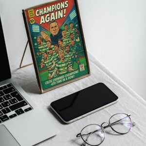 Pu&ograve; includere: Una copertina di fumetto in stile vintage con un gruppo di calciatori in uniforme verde e bianca. Il titolo principale &egrave; "Champions Again!" con la data "26 aprile 2025" e il prezzo "10c". Il testo sotto l'immagine recita "Celtic Crowned Champions 4th Time in a Row!"