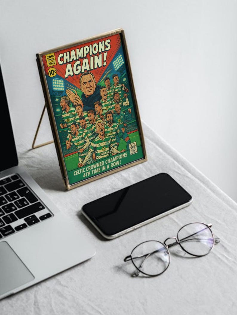 Pu&ograve; includere: Una copertina di fumetto in stile vintage con un gruppo di calciatori in uniforme verde e bianca. Il titolo principale &egrave; "Champions Again!" con la data "26 aprile 2025" e il prezzo "10c". Il testo sotto l'immagine recita "Celtic Crowned Champions 4th Time in a Row!"