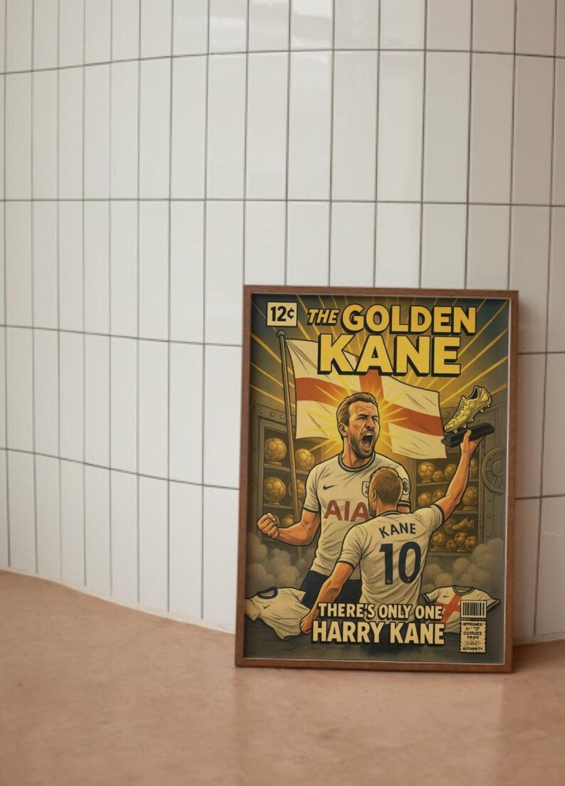 Puede incluir: Una impresi&oacute;n enmarcada de estilo c&oacute;mic con un jugador de f&uacute;tbol, con el texto "THE GOLDEN KANE". El jugador est&aacute; representado con una camiseta blanca, sosteniendo una bota dorada. La impresi&oacute;n incluye el texto "THERE'S ONLY ONE HARRY KANE."