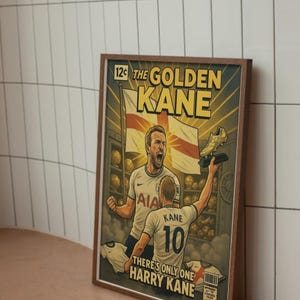 Puede incluir: Impresi&oacute;n enmarcada estilo c&oacute;mic con tem&aacute;tica de f&uacute;tbol. La obra de arte representa a dos jugadores celebrando, con el texto "THE GOLDEN KANE" y "THERE'S ONLY ONE HARRY KANE". La impresi&oacute;n incluye una bota de f&uacute;tbol dorada y la bandera inglesa.