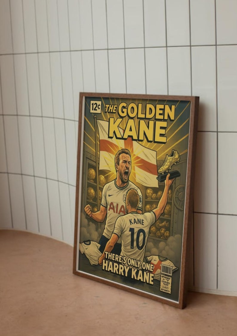 Puede incluir: Impresi&oacute;n enmarcada estilo c&oacute;mic con tem&aacute;tica de f&uacute;tbol. La obra de arte representa a dos jugadores celebrando, con el texto "THE GOLDEN KANE" y "THERE'S ONLY ONE HARRY KANE". La impresi&oacute;n incluye una bota de f&uacute;tbol dorada y la bandera inglesa.