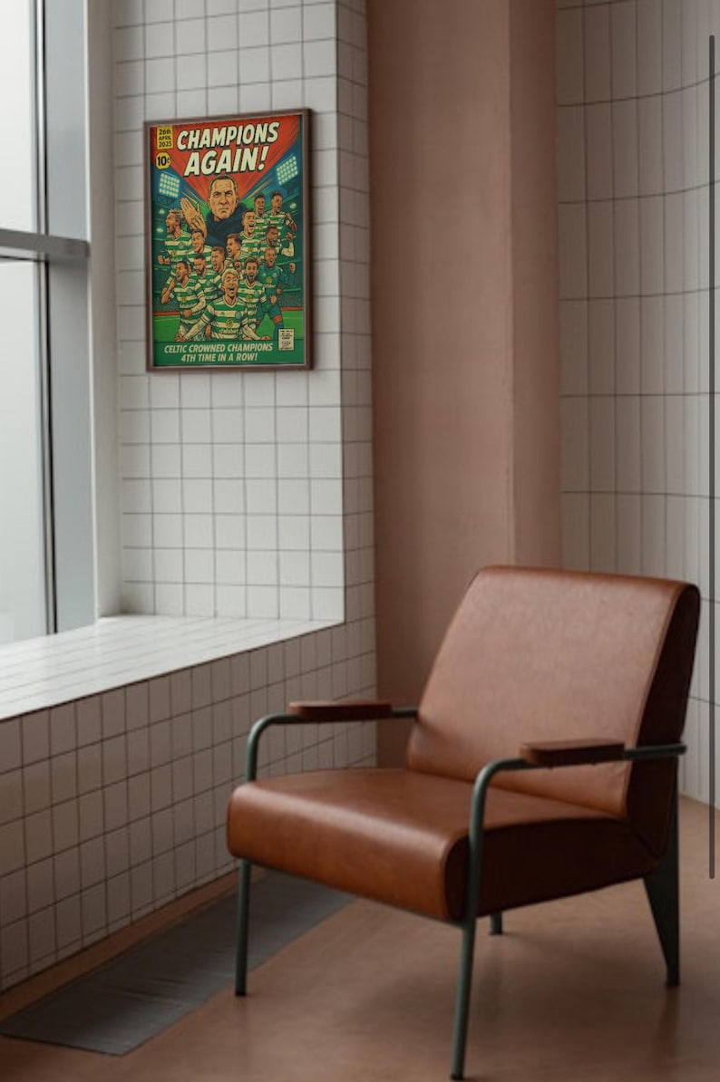 Pu&ograve; includere: Una poltrona in pelle marrone con struttura in metallo e braccioli in legno. La poltrona &egrave; di fronte a una parete piastrellata bianca con un poster incorniciato che recita "Champions Again!"  Celtic Crowned Champions 9th Time in a Row.