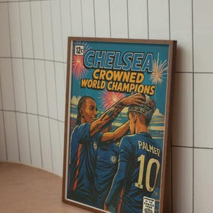 Plakat ścienny w formie komiksu z okazji Mistrzostw Świata Chelsea 2025 – Mistrzowie Świata Chelsea. (OPCJA DOSTAWY W WERSJI FIZYCZNEJ)