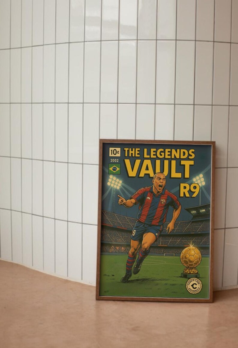 K&ouml;nnte beinhalten: Ein gerahmtes Poster mit einer Comic-Illustration eines Fu&szlig;ballspielers in einem blau-roten Trikot, der einen goldenen Fu&szlig;ball h&auml;lt. Das Poster tr&auml;gt den Text "The Legends Vault R9" und "10&cent; 2002" in der oberen linken Ecke.