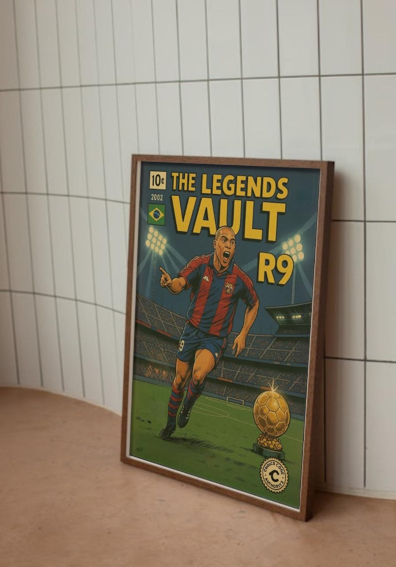 K&ouml;nnte beinhalten: Ein Comic-Cover im Vintage-Stil mit einem Fu&szlig;ballspieler in einem rot-blauen Trikot, der mit dem Ball rennt. Das Cover tr&auml;gt den Titel "The Legends Vault R9" und zeigt eine brasilianische Flagge und das Jahr 2002.