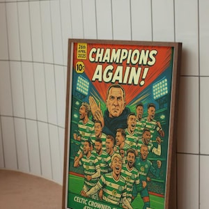 Pu&ograve; includere: Una copertina di fumetto in stile vintage con un gruppo di calciatori in uniforme verde e bianca che festeggiano una vittoria. La copertina recita "Champions Again!" e "Celtic Crowned Champions 4th Time in a Row!"
