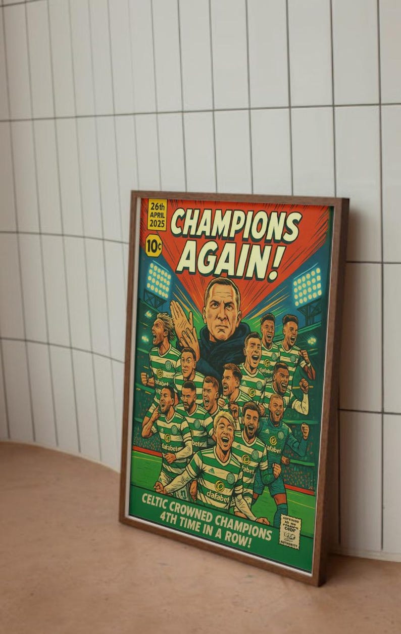 Pu&ograve; includere: Una copertina di fumetto in stile vintage con un gruppo di calciatori in uniforme verde e bianca che festeggiano una vittoria. La copertina recita "Champions Again!" e "Celtic Crowned Champions 4th Time in a Row!"