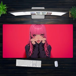 ピンクのアニメガールXXLマウスパッド - 大胆なEガールデスクマット、かわいいオタクアート、キュートでエッジの効いたデスクセットアップの雰囲気のための美しいゲーム装飾