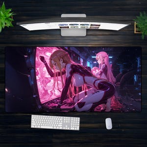 Può includere: Tappetino per scrivania rettangolare di grandi dimensioni con un'illustrazione in stile anime. L'opera raffigura due personaggi femminili in abiti futuristici, ambientati su uno sfondo a tema neon e tecnologico. Sono visibili una tastiera e un mouse bianchi.