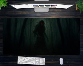 Cryptid Horror XXL Mauspad – Übergroße Dark Forest Schreibtischmatte mit rotäugiger Schattenfigur, gruseliges Gaming Set-up oder Gothic Horror Dekoration