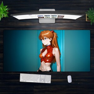 アニメヒーローガールデスクマット - 自信に満ちた赤い戦士のデザイン、ミニマリストなアニメ美学、クールなPCセットアップの装飾を備えたXXLゲーミングマウスパッド