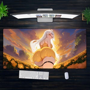 曲線美のアニメガールXXLデスクマット - 大胆な夕焼けのマウスパッド、黄色のドレスの美しさ、オタクやかわいいデスクセットアップのための花柄ファンタジーゲーマーパッド