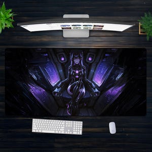 Könnte beinhalten: Eine große rechteckige Schreibtischunterlage mit einer futuristischen Anime-Illustration einer Frau in einem schwarzen Anzug, die auf einem Thron sitzt. Die Matte hat ein dunkelviolettes und schwarzes Farbschema, mit einer weißen Tastatur und Maus unten.